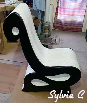 Chaise au design ruban