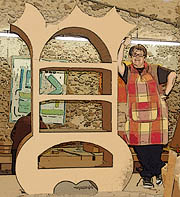 Marl�ne et son armoire en carton