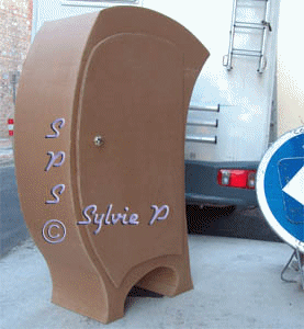 Armoire ou penderie en carton avec une grande case