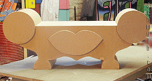Banc en carton avec deux yeux et une bouche