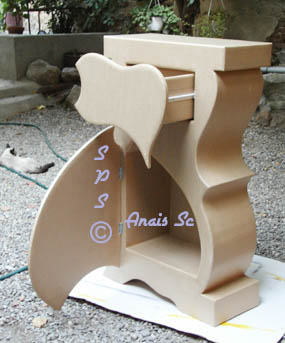 Tiroir sur glissieres et porte a aimants invisibles pour ce buffet en carton