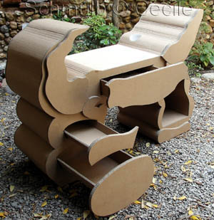 Meuble bureau en carton en forme de crocodile