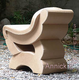 Vue arriere de la chaise carton de Annick