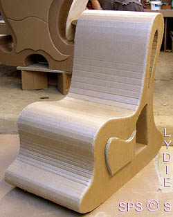 Chaise en carton fabriqu�e en stage niveaux loisirs creatifs
