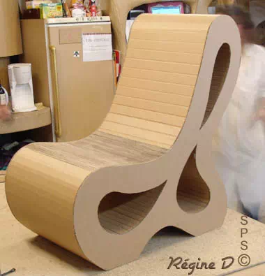 La chaise ruban en carton faite en stage