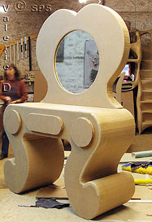 Coiffeuse en carton pour jouer a la princesse.
