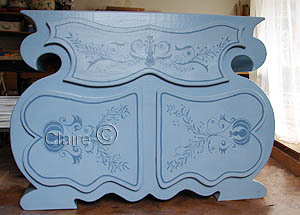 Commode en carton peinte par Claire V