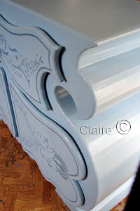 Coté de la commode en carton peint