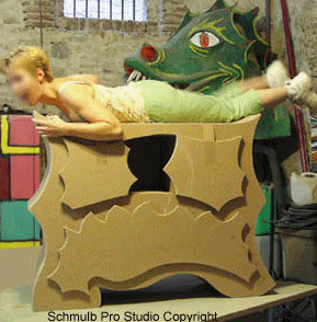 Nageuse sur meuble en papier.
