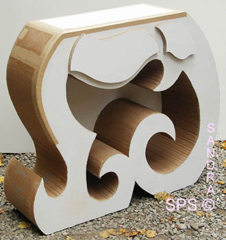 Meuble en carton. Poesie en arabesque