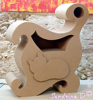 Meuble carton en volute avec tiroir en forme de chat