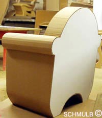Dos du fauteuil en carton de Laure et Celine