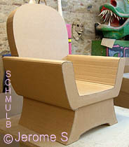 Fauteuil en carton fait en stage par Jerome