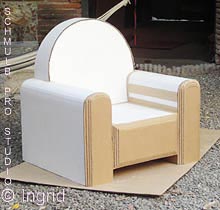 Look classique reception pour ce fauteuil en carton