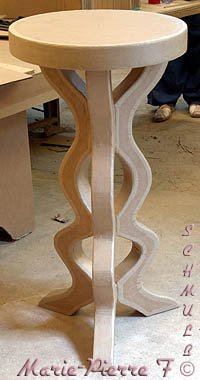 Gueridon fin et haut en carton avec pied central