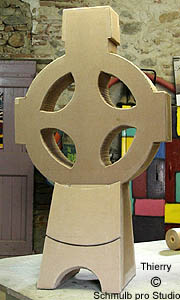 Meuble-en-carton-croix-celtes