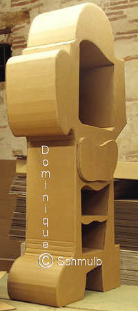 Meuble personnage en carton vu de cot�