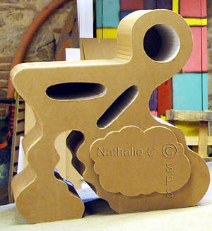 Rondeurs de carton. Meuble aux formes très rondes.