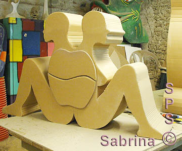 Meuble en forme de deux personnages dos a dos