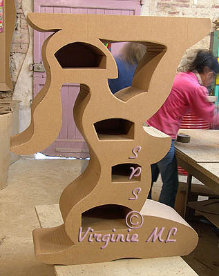 Meuble femme en carton