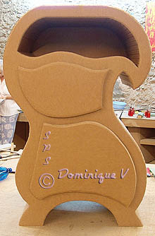 Table de nuit elegante en carton, faite en tant que loisirs creatifs
