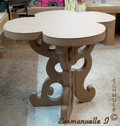 Mange debout baroque en carton
