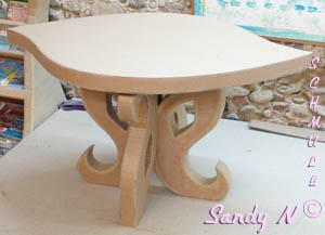 Table basse en carton avec pied central