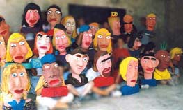 Bustes en papier mache. Chacun son identit�
