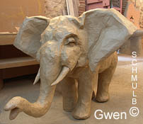 Sculpture d'un elephant en papier mache