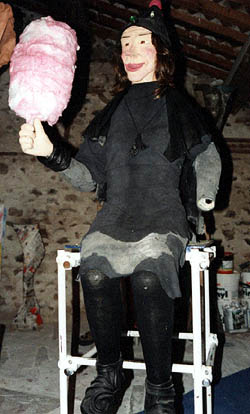 Sorciere en papier mache et cuir