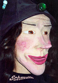 Gentille sorciere en papier mache, cuir et plastiroc