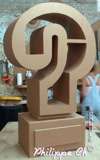 Meuble point d'interrogation en carton