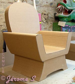Fauteuil en carton fait en stage par Jerome