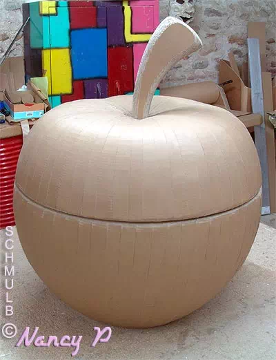 Coffre en carton en forme de pomme