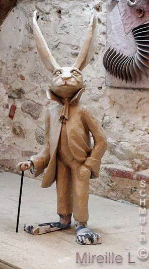 Sculpture d'un lapin malin