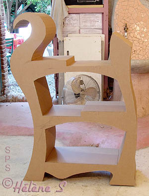 Bibus en carton avec une volute