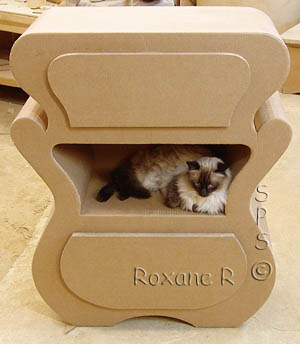 Meuble carton avec chat entre tiroirs