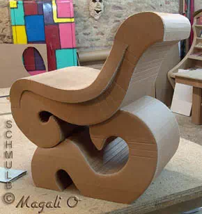 Chaise design volutes fabriqué en carton