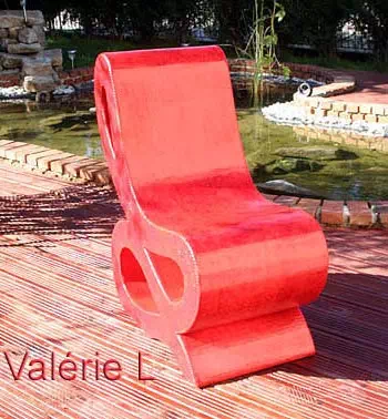Chaise en carton peinte en rouge