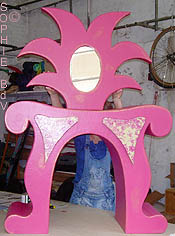 Coiffeuse en carton peint en rose