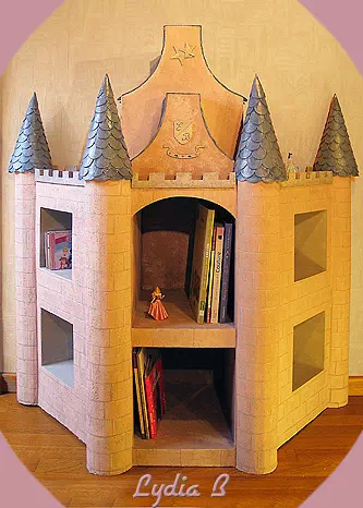 Bibliotheque enfant et chateau en carton