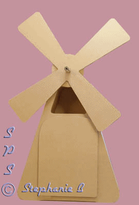 Meuble carton en forme de moulin à vent