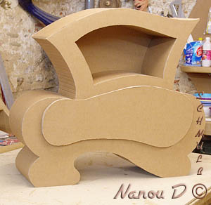Meuble carton avec partie du dessus excentrée