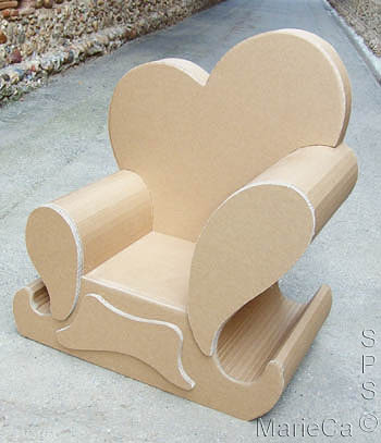 Superbe fauteuil en carton avec les moustaches de Dali