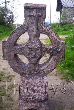 Meuble carton en forme de croix celtes en pierre