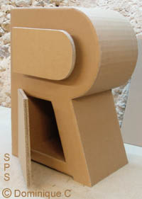 Petit meuble carton en forme de lettre R capitale