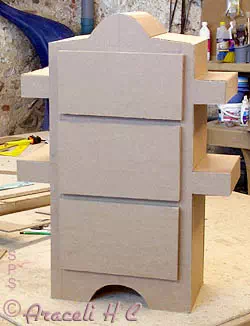 Meuble carton avec trois tiroirs