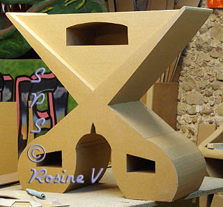 Meuble carton en forme de paire de ciseaux