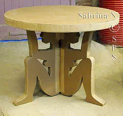 Table trepied central en forme de personnages