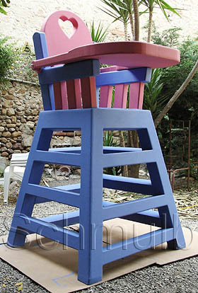 Chaise haute geante en carton peint